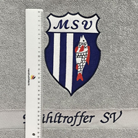 graues Handtuch mit Vereinslogo und Namen bestickt